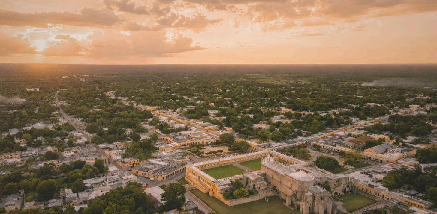 Vista aérea del centro de Izamal al atardecer