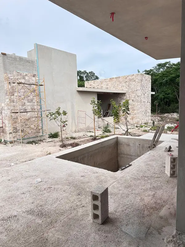 Villas con recubrimiento de piedra y alberca en obra